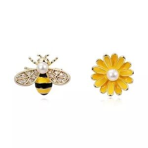 NWT Gold Yellow Black Bee & Flower Earrings White Faux Pearl Center Post Pierced